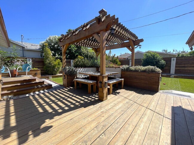 Building Photo - 2-Bedroom Private Home in Panorama City: 6...