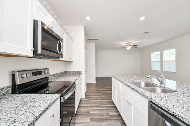 Foto del edificio - 7802 Hightree Dr