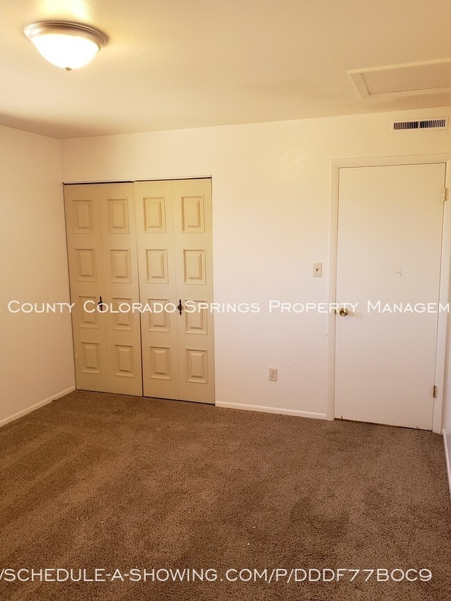 Foto del edificio - Available Now 1105 Cree Drive Unit #2