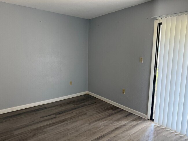 Building Photo - * MOVE IN SPECIAL * 1/2 OFF 2ND MONTH'S RENT!! Spacious 876 SF Unit - 2 bd / 1 ba near UF - Brand...