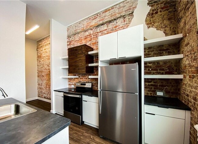 Building Photo - One Bedroom Apartment