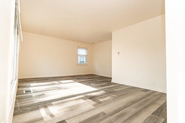 Building Photo - 1014 N Douglas Ave