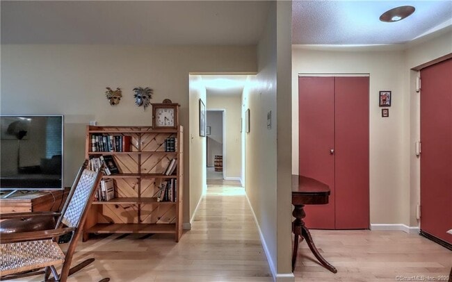 Building Photo - 300 Meadowside Rd