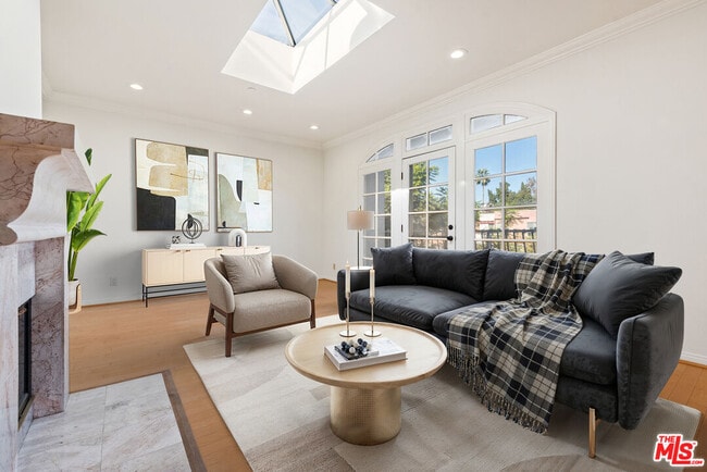 Foto del edificio - 2025 S Beverly Glen Blvd