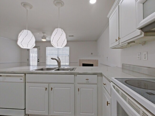 Foto del edificio - Available NOW- West Augusta Townhome with garage