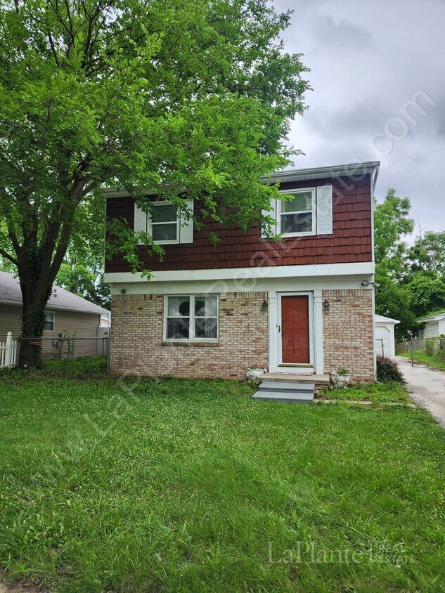 Foto principal - Spacious 4 Bedroom Home for Rent