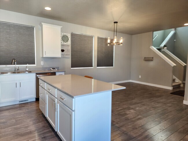 Building Photo - 1270 E Packard Dr