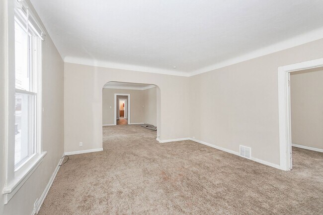 Building Photo - Four bedroom/1 bath Single Home!!
