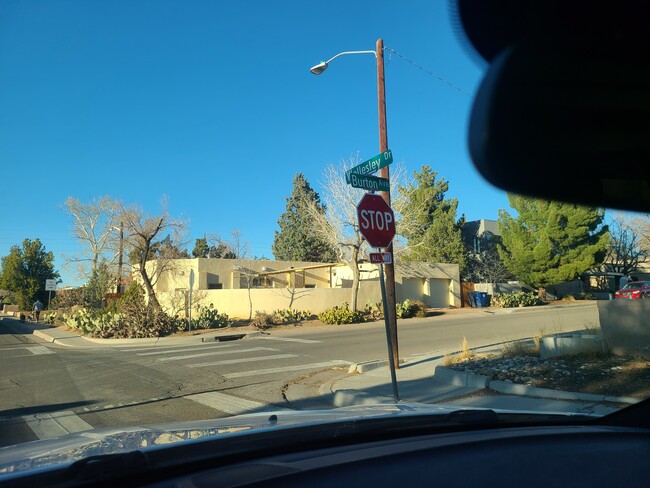 NEAR BANDELIER ELEMENTARY SCHOOL IN A GREAT NOB HILL NEIGHBORHOOD. NICE 3 BEDROOM DUPLEX. PEACEFUL. - 522 Wellesley Dr SE