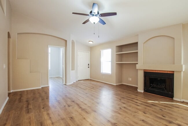 Foto del edificio - 8667 W Palm Ln