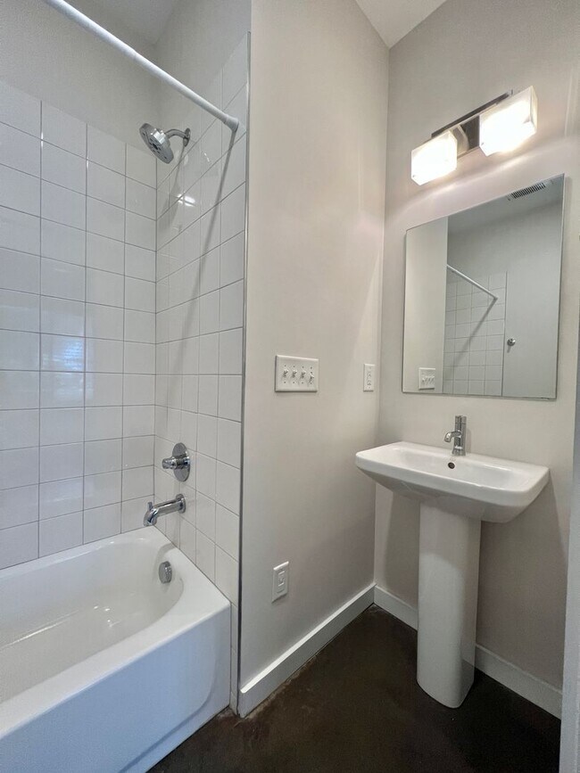 Building Photo - 3 bed/3 bath with Attached 2 Car Garage in...