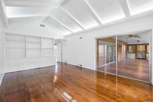 Building Photo - 757 Old Ivy Rd NE