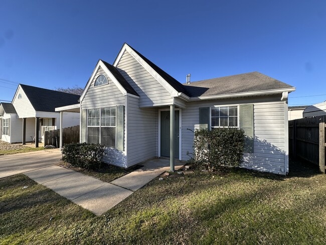 Building Photo - 4203 Savannah Cir