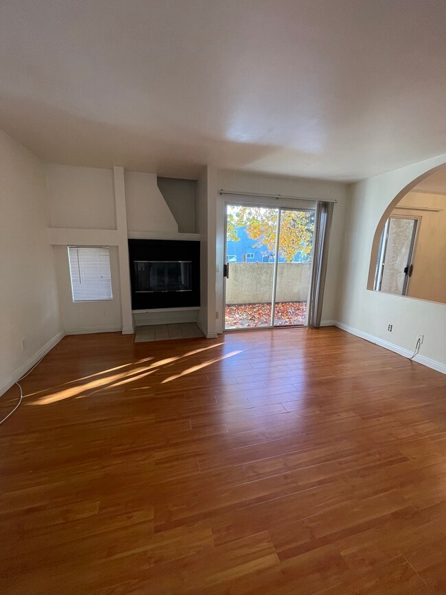 Living room - 19400 Wyandotte St