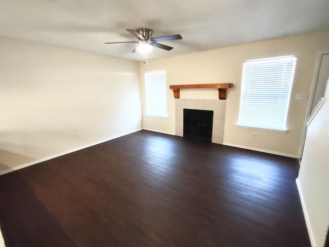 Foto del edificio - 2 Bedroom 2.5 bath apartment in residential south Denton area. Ecellent location.