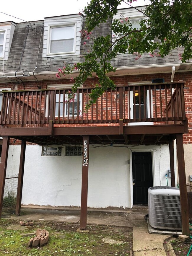 Building Photo - Recently Updated 3 Bed, 1.5 Bath Home with...
