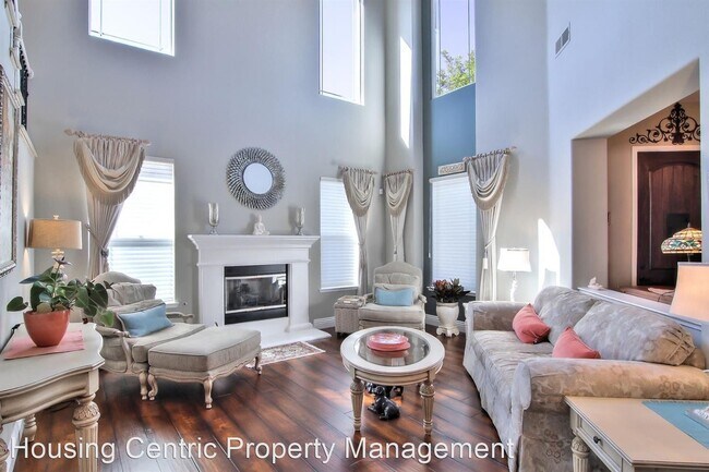 Building Photo - 4 br, 4.5 bath House - 1323 Souza Dr.
