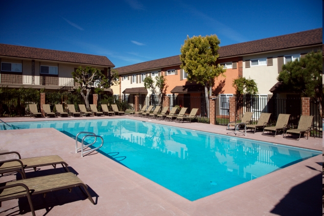 Piscina - Tustin Parc Townhomes & Apartments