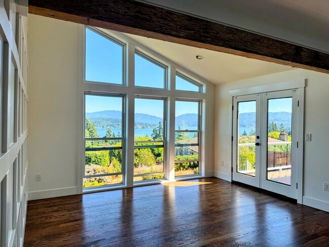 Building Photo - Lochmoor Lakeview Home in Bellevue