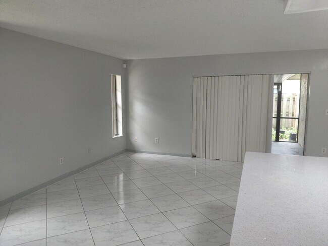 Foto del edificio - 1322 Pines Ln