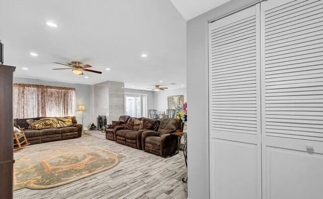 Foto del edificio - Beautifully renovated single-story home fe...