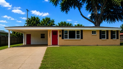 Building Photo - 1221 Caroline Dr
