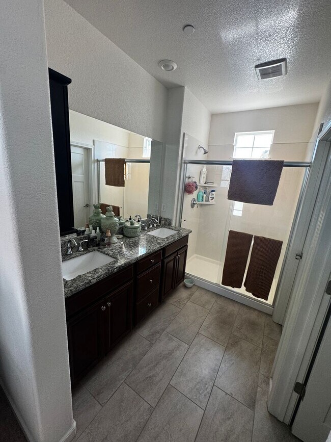 Building Photo - 2 STORY HOME WITH SOLAR IN WEST ROSEVILLE!