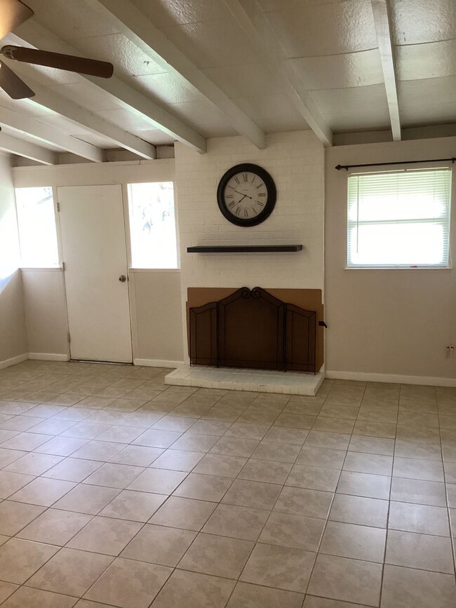 Foto del edificio - 3 Bedroom 1 Bath Single Family in West Sac...