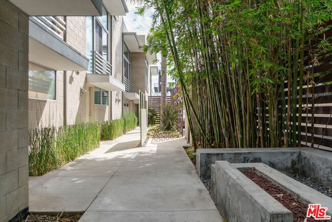 Foto del edificio - 717 Highland Ave