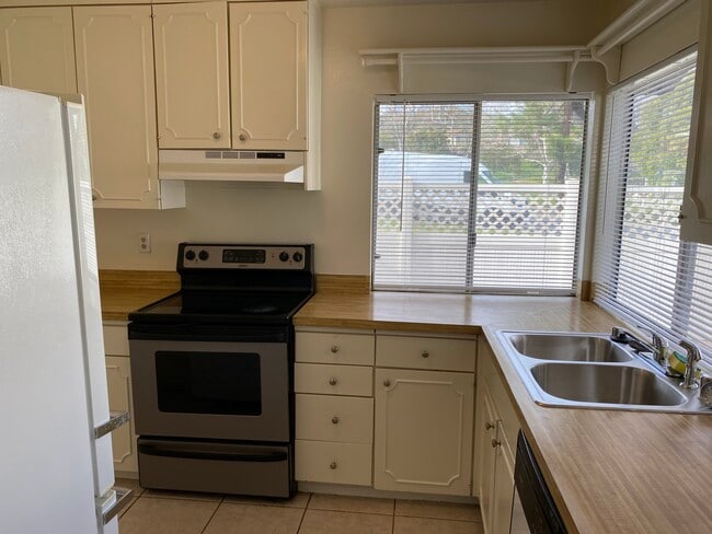 Kitchen - 302 Ranchwood Gln