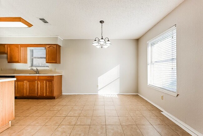 Foto del edificio - 6217 Cool Springs Dr