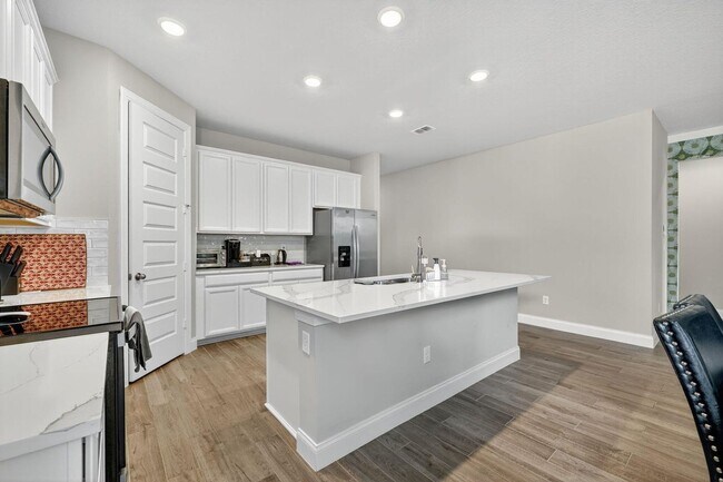 Foto del edificio - New Fully Furnished 4 bed, 2 bath home in newest Port St Lucie Subdivision