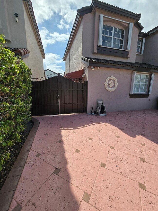 Building Photo - 9xx5 SW 155th Ct