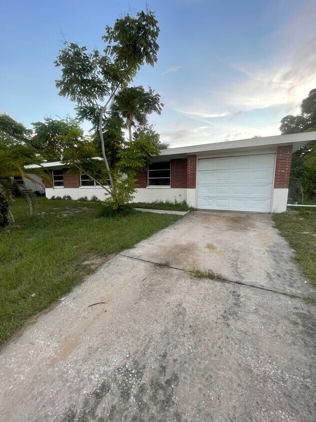 Primary Photo - 3 Bed 2 Bath Home Pet Friendly MOVE IN SPE...