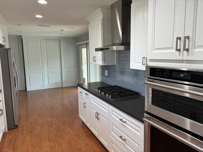 Foto del edificio - NICE 2 Bedroom Home with Large Enclosed Ya...