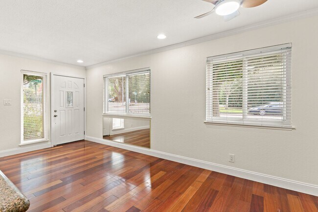 Foto del edificio - Pleasanton 2BD Townhouse w/ Granite Kitchen, Plank Floors, Community Amenities & Top Schools