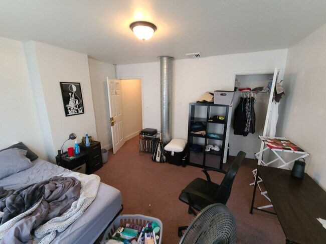 Foto del edificio - Four Bedroom House on Chesterfield!