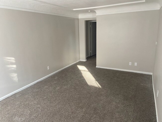 Building Photo - 5915 Urbandale Ave