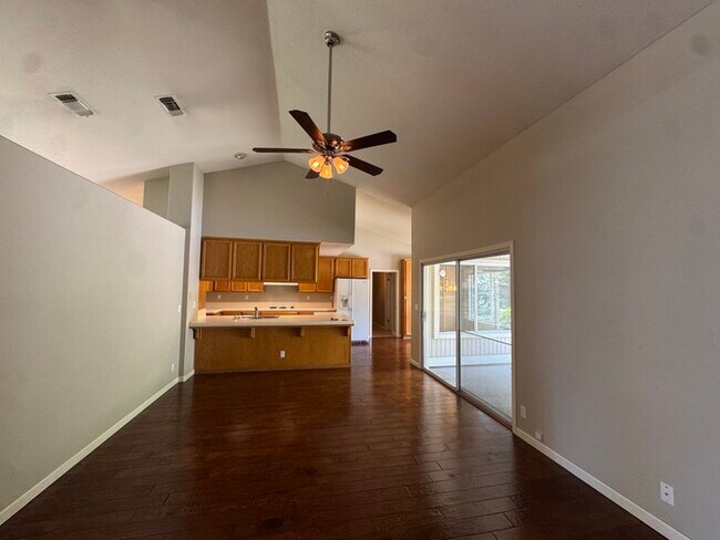 Foto del edificio - Beautiful 4 bedroom 3 bath home in the Hillsborough community!