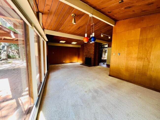 Foto del edificio - Stunning 4 Bed 2 Bath Eichler near Midtown...