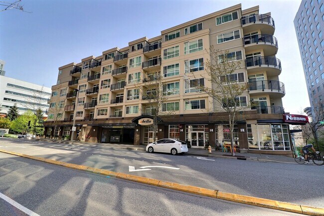Foto del edificio - 300 110th Ave NE