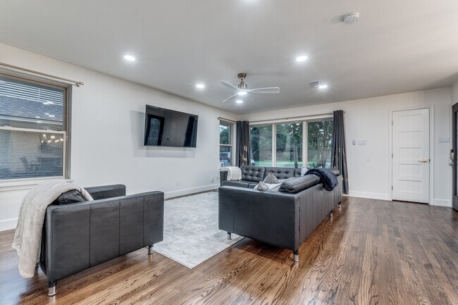 Foto del edificio - 9026 Livenshire Dr