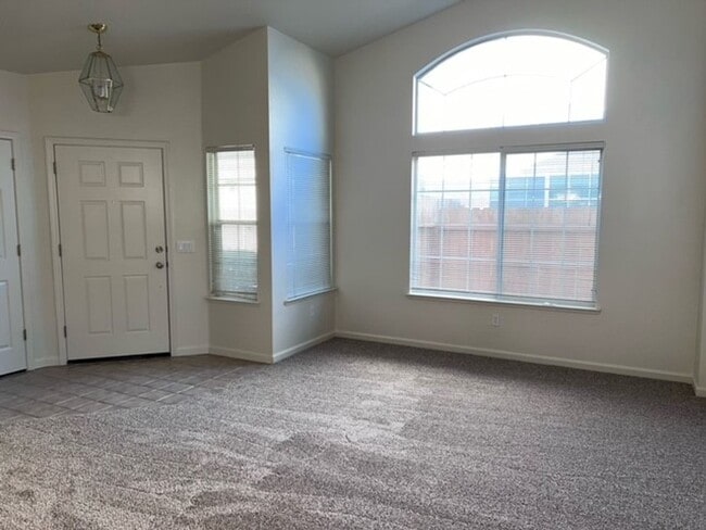 Building Photo - Spacious single level home with central he...