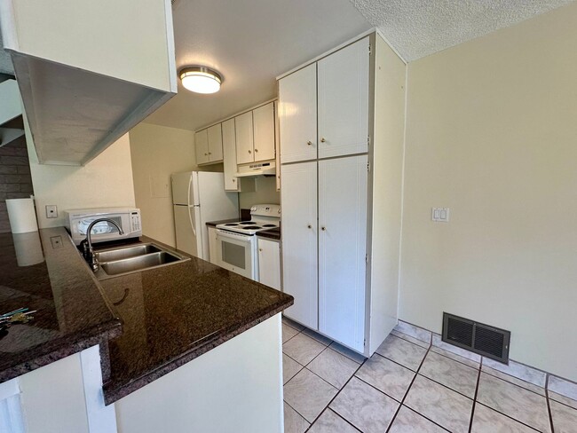 Building Photo - Gorgeous 2 Bedroom 1 Bath !