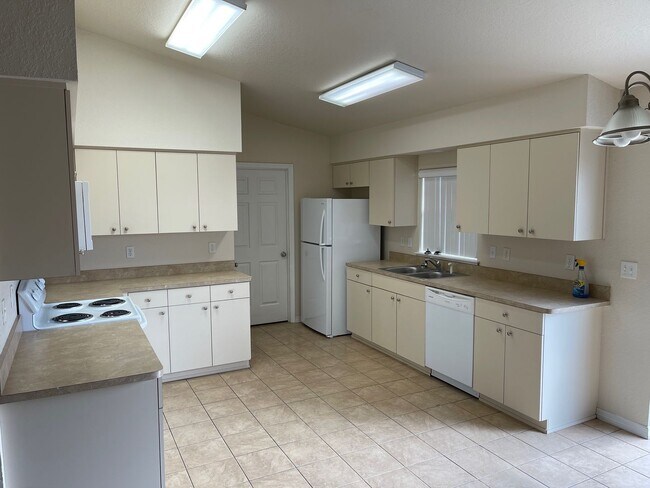 Building Photo - 3 bedroom 2 bathroom Condo