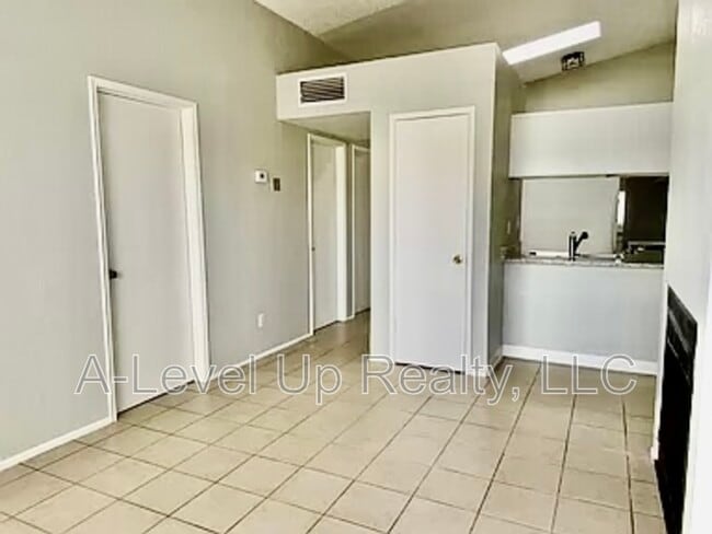 Building Photo - 401 E Thoroughbred St