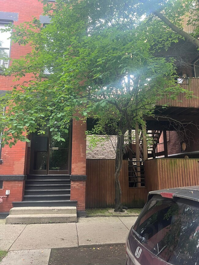 Foto del edificio - 1117 W Dickens Ave