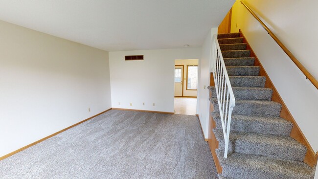 Foto del edificio - Sublease - 2 Bedroom Townhome Available Ja...