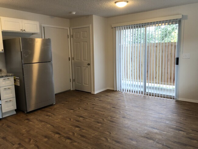 Te esperan toneladas de espacio de almacenamiento y privacidad. - Bridgeport Terrace Apartments