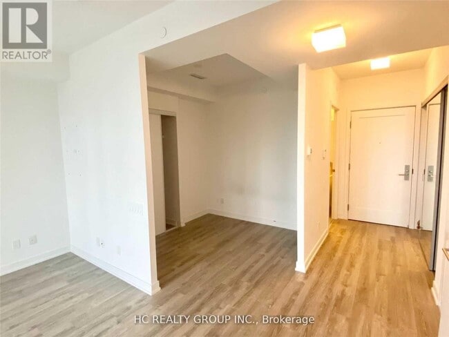 Photo du bâtiment - 28 Wellesley St E